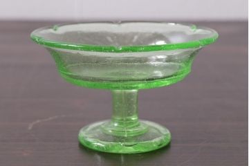 アンティーク雑貨　昭和初期　プレスガラス　ウランガラスのレトロな氷コップ(R-037397)