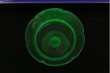 アンティーク雑貨　昭和初期　プレスガラス　ウランガラスのレトロな氷コップ(R-037397)