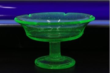アンティーク雑貨　昭和初期　プレスガラス　ウランガラスのレトロな氷コップ(R-037397)