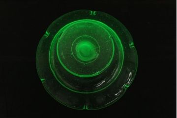 アンティーク雑貨　昭和初期　プレスガラス　ウランガラスのレトロな氷コップ(R-037397)