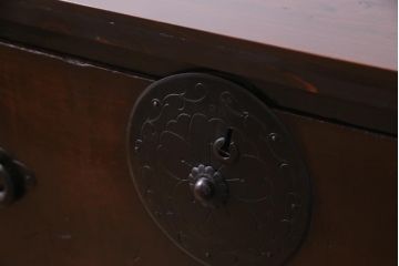 アンティーク家具　明治期　前面栗材　天板リメイク　桜丸金具の米沢箪笥ローチェスト(引き出し)(R-037340)