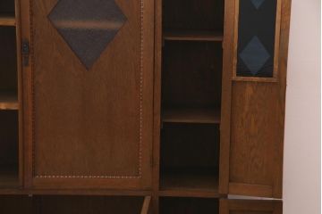 アンティーク家具　昭和初期　ナラ材　色ガラス入り　ノスタルジックなデザインがお洒落な収納棚(キャビネット、戸棚)