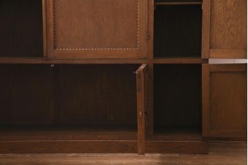 アンティーク家具　昭和初期　ナラ材　色ガラス入り　ノスタルジックなデザインがお洒落な収納棚(キャビネット、戸棚)