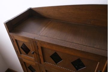 アンティーク家具　昭和初期　ナラ材　色ガラス入り　ノスタルジックなデザインがお洒落な収納棚(キャビネット、戸棚)