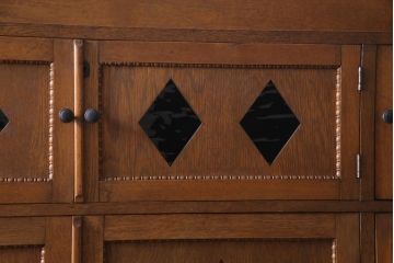 アンティーク家具　昭和初期　ナラ材　色ガラス入り　ノスタルジックなデザインがお洒落な収納棚(キャビネット、戸棚)