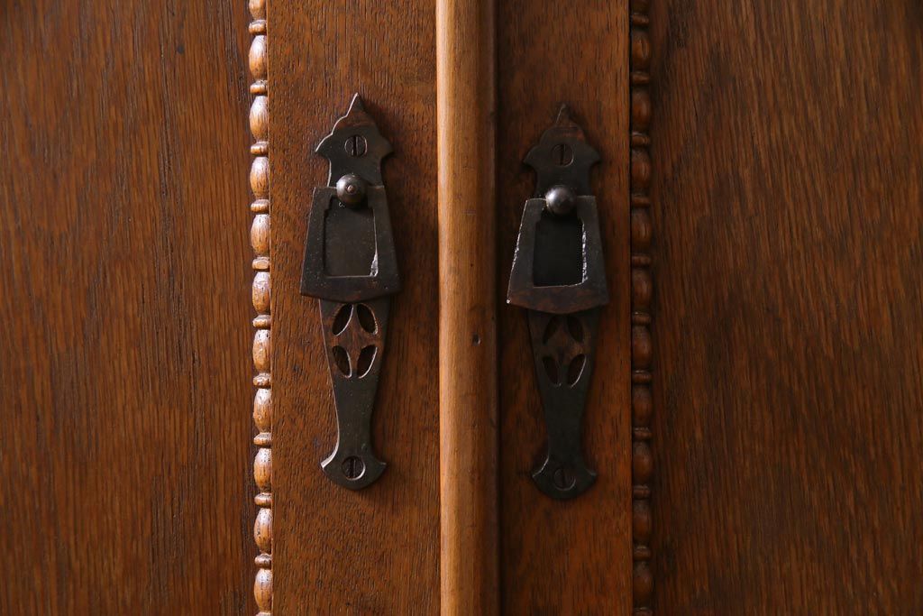 アンティーク家具　昭和初期　ナラ材　色ガラス入り　ノスタルジックなデザインがお洒落な収納棚(キャビネット、戸棚)