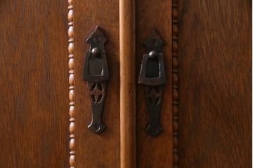 アンティーク家具　昭和初期　ナラ材　色ガラス入り　ノスタルジックなデザインがお洒落な収納棚(キャビネット、戸棚)