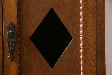 アンティーク家具　昭和初期　ナラ材　色ガラス入り　ノスタルジックなデザインがお洒落な収納棚(キャビネット、戸棚)