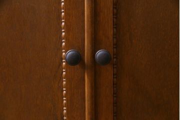 アンティーク家具　昭和初期　ナラ材　色ガラス入り　ノスタルジックなデザインがお洒落な収納棚(キャビネット、戸棚)