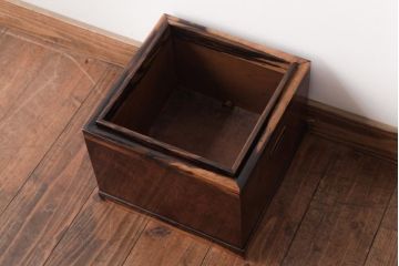 アンティーク雑貨　指物家具　漆塗り　ケヤキ材　黒柿の縁がポイントの角火鉢(木製火鉢、箱火鉢)(R-037412)