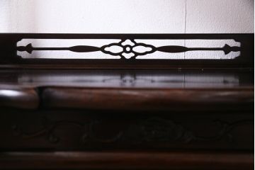 中古　国産　紫檀　漆塗り　最高級　上品な印象与える唐木指物の飾り棚(定価約170万円)(茶棚、戸棚)(R-037416)