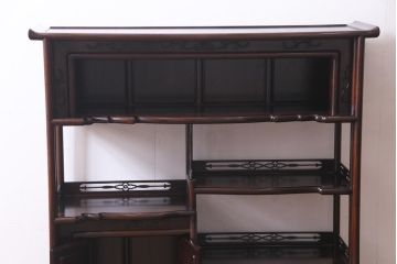 中古　国産　紫檀　漆塗り　最高級　上品な印象与える唐木指物の飾り棚(定価約170万円)(茶棚、戸棚)(R-037416)