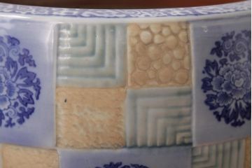 アンティーク雑貨　昭和初期　牡丹の図　タイルのようなデザインが可愛らしい瀬戸火鉢(鉢カバー)(R-037417)