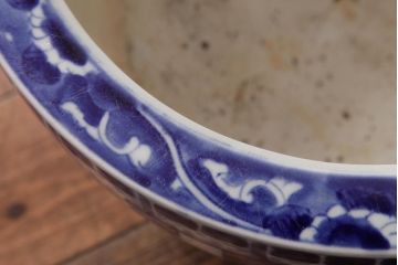アンティーク雑貨　和製アンティーク　竹林の中で羽ばたく雀の図柄　瀬戸火鉢(手あぶり)(R-037418)