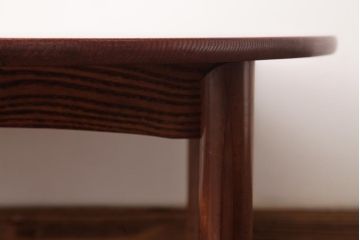 アンティーク家具　工芸品　エンジュ(槐)材　漆塗り　オーバル型と竹の脚が珍しいちゃぶ台(座卓、ローテーブル)(R-037425)