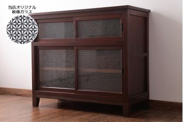 アンティーク家具　和製アンティーク　当店オリジナルガラス　前面ヒノキ材　昔懐かしい和の雰囲気漂うリメイクキャビネット(収納棚、ガラス戸棚、サイドボード)(R-037427)