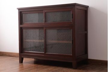 アンティーク家具　和製アンティーク　当店オリジナルガラス　前面ヒノキ材　昔懐かしい和の雰囲気漂うリメイクキャビネット(収納棚、ガラス戸棚、サイドボード)(R-037427)