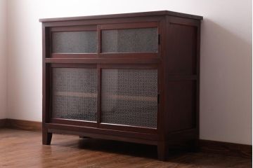 アンティーク家具　和製アンティーク　当店オリジナルガラス　前面ヒノキ材　昔懐かしい和の雰囲気漂うリメイクキャビネット(収納棚、ガラス戸棚、サイドボード)(R-037427)