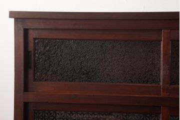 アンティーク家具　和製アンティーク　当店オリジナルガラス　前面ヒノキ材　昔懐かしい和の雰囲気漂うリメイクキャビネット(収納棚、ガラス戸棚、サイドボード)(R-037427)