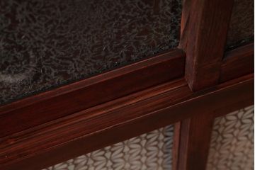 アンティーク家具　和製アンティーク　当店オリジナルガラス　前面ヒノキ材　昔懐かしい和の雰囲気漂うリメイクキャビネット(収納棚、ガラス戸棚、サイドボード)(R-037427)