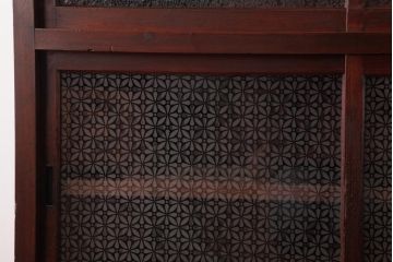アンティーク家具　和製アンティーク　当店オリジナルガラス　前面ヒノキ材　昔懐かしい和の雰囲気漂うリメイクキャビネット(収納棚、ガラス戸棚、サイドボード)(R-037427)