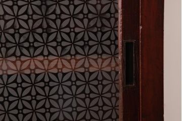 アンティーク家具　和製アンティーク　当店オリジナルガラス　前面ヒノキ材　昔懐かしい和の雰囲気漂うリメイクキャビネット(収納棚、ガラス戸棚、サイドボード)(R-037427)
