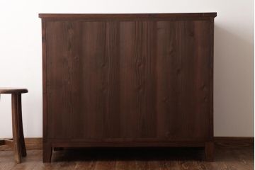 アンティーク家具　和製アンティーク　当店オリジナルガラス　前面ヒノキ材　昔懐かしい和の雰囲気漂うリメイクキャビネット(収納棚、ガラス戸棚、サイドボード)(R-037427)