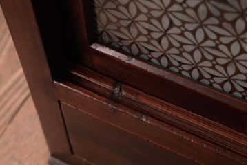 アンティーク家具　和製アンティーク　当店オリジナルガラス　前面ヒノキ材　レトロな雰囲気漂うリメイクキャビネット(収納棚、ガラス戸棚、サイドボード)(R-037428)