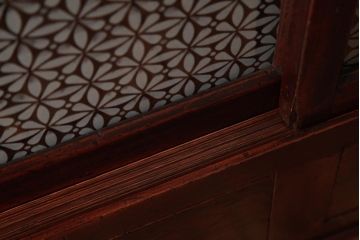 アンティーク家具　和製アンティーク　当店オリジナルガラス　前面ヒノキ材　レトロな雰囲気漂うリメイクキャビネット(収納棚、ガラス戸棚、サイドボード)(R-037428)