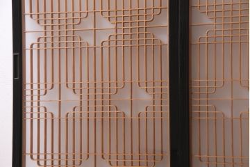 アンティーク家具　ラフジュ工房オリジナル　古建具リメイク　組子の引き戸が風情漂うキャビネット(収納棚、戸棚、書院戸)(R-037430)