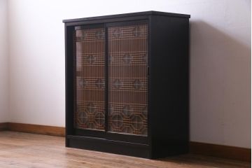アンティーク家具　ラフジュ工房オリジナル　古建具リメイク　組子の引き戸が風情漂うキャビネット(収納棚、戸棚、書院戸)(R-037430)
