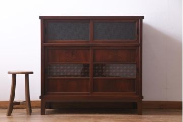 アンティーク家具　前板ケヤキ材　組子細工と漆塗りの建具が和の風情醸し出す脚付き収納棚(戸棚)(R-037432)