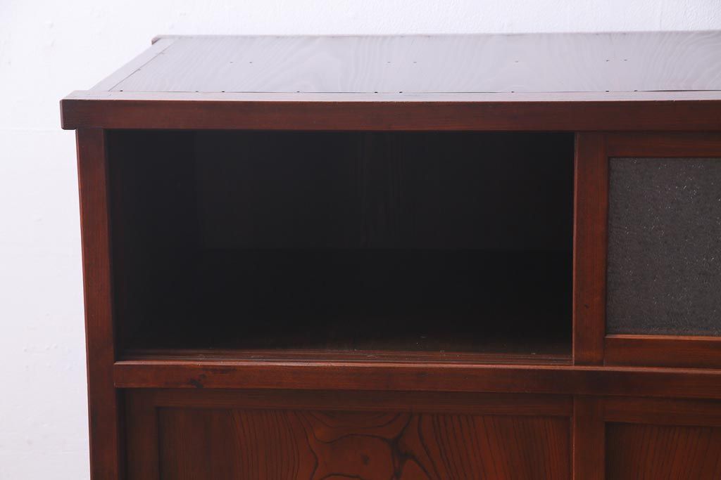 アンティーク家具　前板ケヤキ材　組子細工と漆塗りの建具が和の風情醸し出す脚付き収納棚(戸棚)(R-037432)