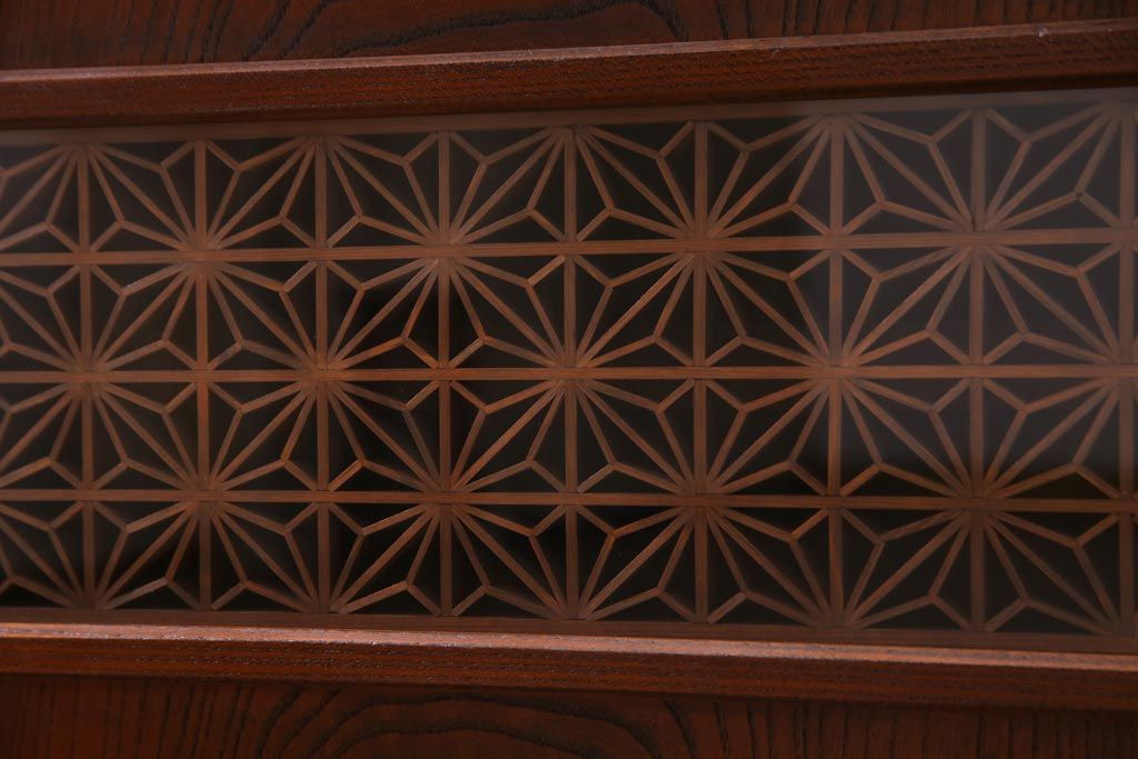 アンティーク家具　前板ケヤキ材　組子細工と漆塗りの建具が和の風情醸し出す脚付き収納棚(戸棚)(R-037432)