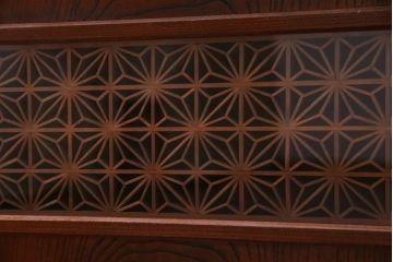 アンティーク家具　前板ケヤキ材　組子細工と漆塗りの建具が和の風情醸し出す脚付き収納棚(戸棚)(R-037432)