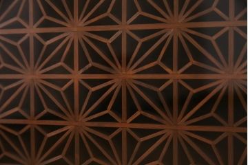 アンティーク家具　前板ケヤキ材　組子細工と漆塗りの建具が和の風情醸し出す脚付き収納棚(戸棚)(R-037432)