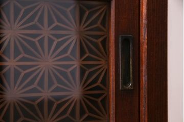 アンティーク家具　前板ケヤキ材　組子細工と漆塗りの建具が和の風情醸し出す脚付き収納棚(戸棚)(R-037432)