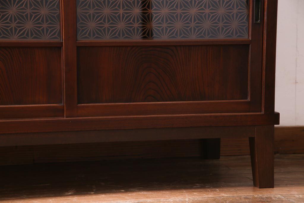 アンティーク家具　前板ケヤキ材　組子細工と漆塗りの建具が和の風情醸し出す脚付き収納棚(戸棚)(R-037432)