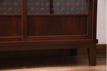 アンティーク家具　前板ケヤキ材　組子細工と漆塗りの建具が和の風情醸し出す脚付き収納棚(戸棚)(R-037432)