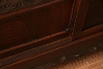 アンティーク家具　前板ケヤキ材　組子細工と漆塗りの建具が和の風情醸し出す脚付き収納棚(戸棚)(R-037432)