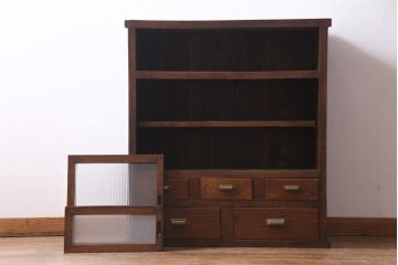 レトロ家具　モールガラス・当店オリジナルガラス入りのノスタルジックなキャビネット(収納棚、戸棚)(R-037433)