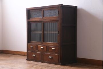 レトロ家具　モールガラス・当店オリジナルガラス入りのノスタルジックなキャビネット(収納棚、戸棚)(R-037433)