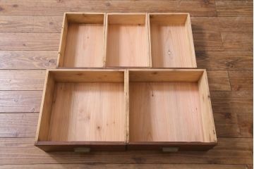 レトロ家具　モールガラス・当店オリジナルガラス入りのノスタルジックなキャビネット(収納棚、戸棚)(R-037433)