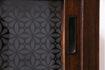 レトロ家具　モールガラス・当店オリジナルガラス入りのノスタルジックなキャビネット(収納棚、戸棚)(R-037433)