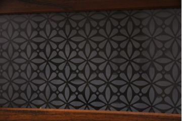 レトロ家具　モールガラス・当店オリジナルガラス入りのノスタルジックなキャビネット(収納棚、戸棚)(R-037433)