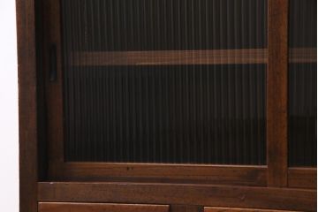 レトロ家具　モールガラス・当店オリジナルガラス入りのノスタルジックなキャビネット(収納棚、戸棚)(R-037433)