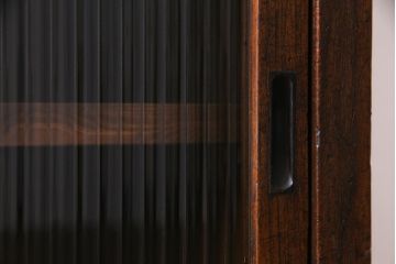 レトロ家具　モールガラス・当店オリジナルガラス入りのノスタルジックなキャビネット(収納棚、戸棚)(R-037433)