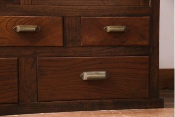 レトロ家具　モールガラス・当店オリジナルガラス入りのノスタルジックなキャビネット(収納棚、戸棚)(R-037433)