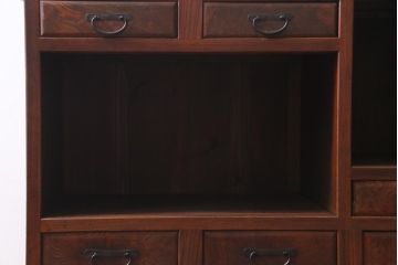 アンティーク家具　前面ケヤキ材　モールガラス・当店オリジナルガラス入り　杢目が目を引くキャビネット(収納棚、戸棚)(R-037434)