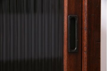 アンティーク家具　前面ケヤキ材　モールガラス・当店オリジナルガラス入り　杢目が目を引くキャビネット(収納棚、戸棚)(R-037434)